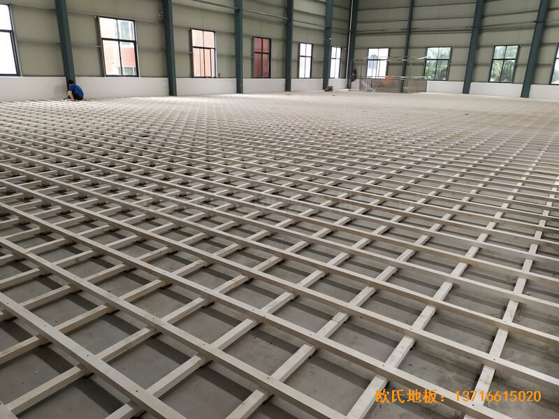 福建恒發(fā)鞋業(yè)公司籃球館體育木地板鋪設(shè)案例1