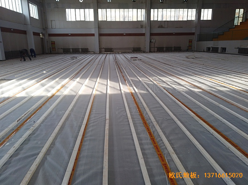 山東淄博工業(yè)職業(yè)學(xué)院籃球館運(yùn)動(dòng)木地板鋪設(shè)案例1