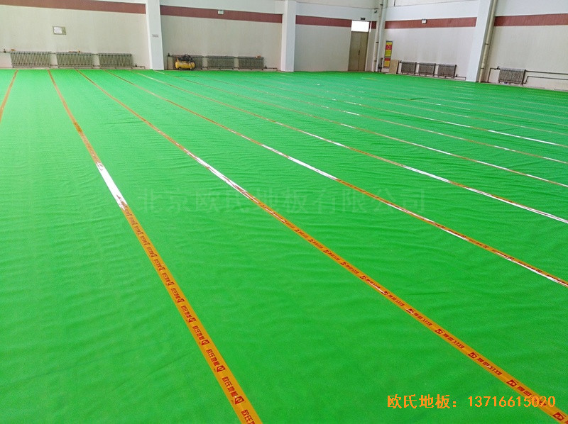 山東淄博工業(yè)職業(yè)學(xué)院籃球館運(yùn)動(dòng)木地板鋪設(shè)案例3