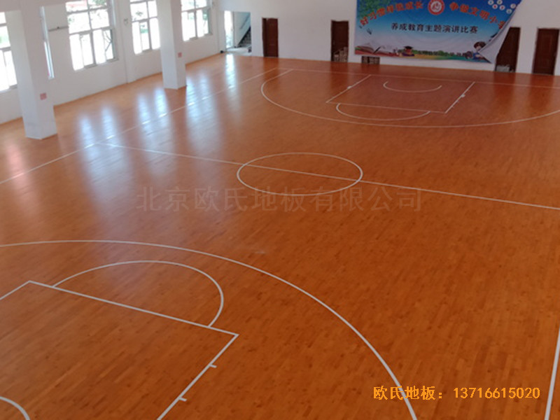 山東菏澤第六實驗小學籃球館運動木地板安裝案例5