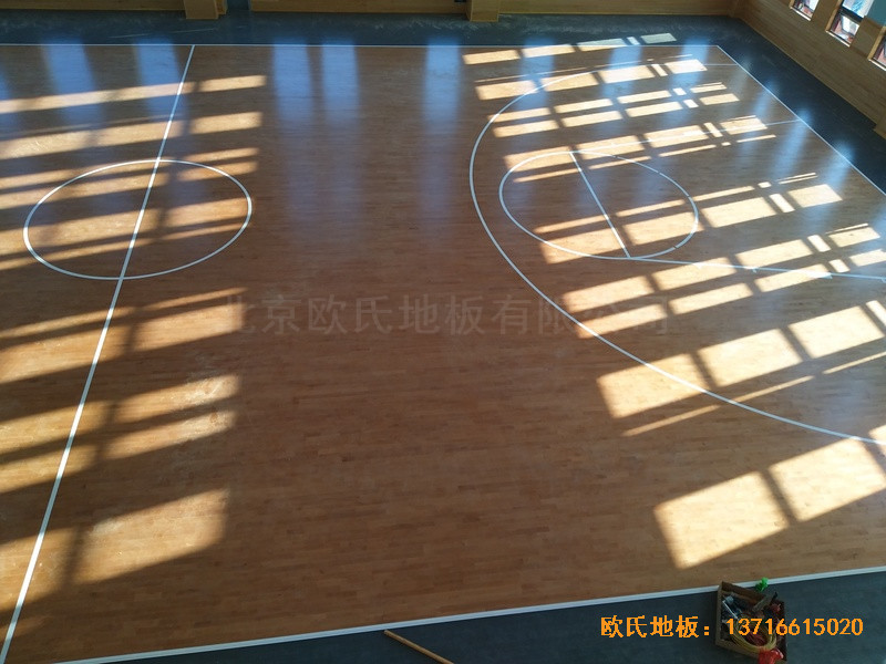 武漢廣阜屯小學(xué)清江錦城分校籃球館體育木地板施工案例4
