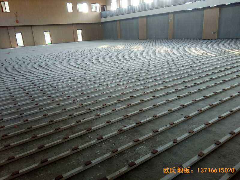 上海寶山區(qū)美蘭湖中學(xué)運(yùn)動(dòng)館體育地板安裝案例1