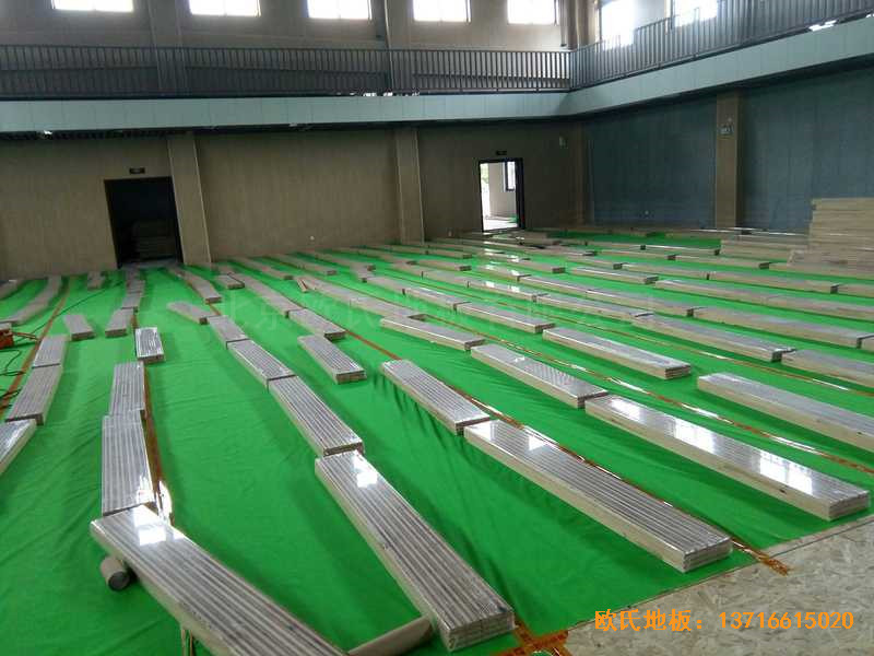 上海寶山區(qū)美蘭湖中學(xué)運(yùn)動(dòng)館體育地板安裝案例2