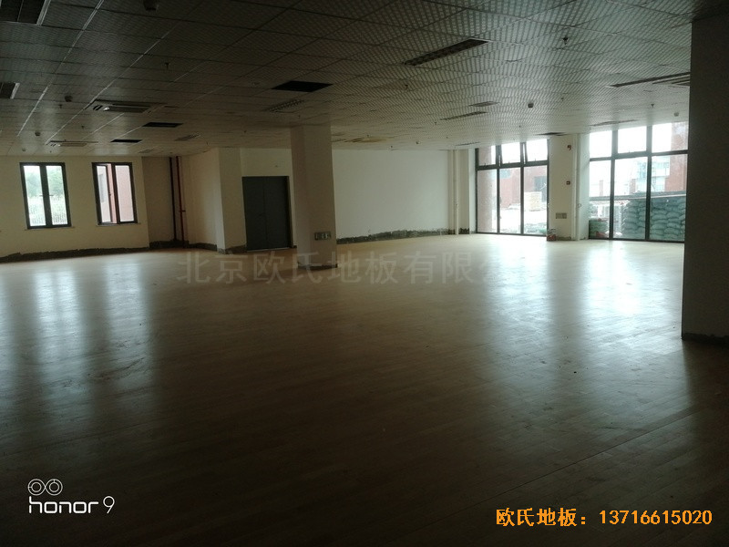 上海松江區(qū)佘山鎮(zhèn)文體中心體育木地板鋪設(shè)案例3
