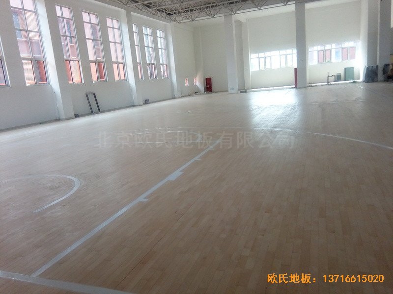 山東濟南歷城區(qū)雪山小學籃球館運動木地板施工案例5