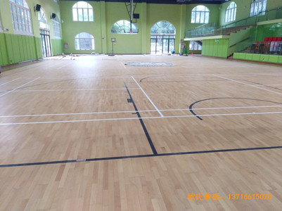 深圳普林斯頓小學(xué)籃球館運(yùn)動(dòng)木地板安裝案例