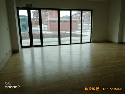 上海松江區(qū)佘山鎮(zhèn)文體中心體育木地板鋪設(shè)案例
